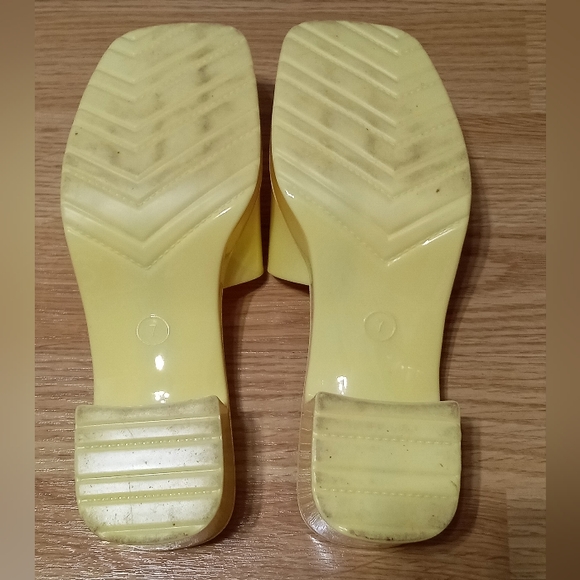 Beach brand plastic sandals. Yellow. Size 7. EUC. - Picture 5 of 7